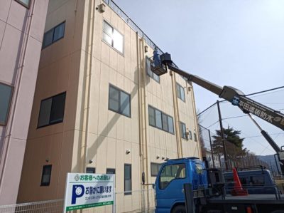 会津若松　外壁補修工事　　高所作業車で作業　(*^-^*)