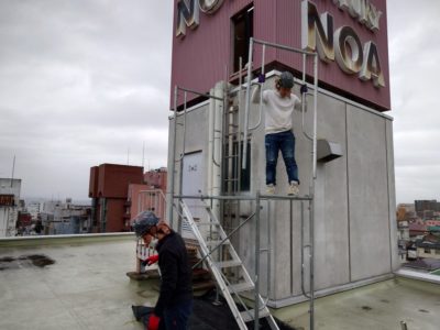 屋上看板鉄骨塗装工事　　足場組み　　(*^-^*)