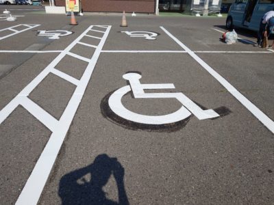 会津若松市内　店舗駐車場区画線　　障がい者マーク（溶着式）塗装(*^-^*)