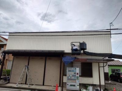店舗飾り壁　看板文字消し　高所作業車で塗装　