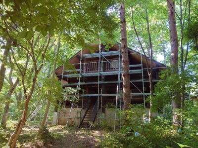 関東の大家さんから塗り替えのご依頼　　本日足場組み立て　七ツ森ペンション(*^-^*)