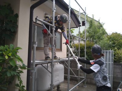 会津若松市内　塗り替え　足場組み立て開始　　(*^-^*)