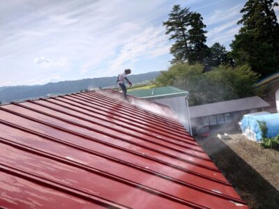 北会津町　屋根塗装開始　　昇降足場組み立て　温水高圧洗浄　　(*^-^*)