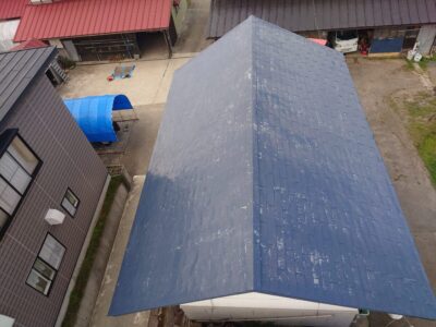 剥がれてもクレーム無しの条件で屋根塗装中　　会津若松市