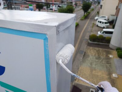 会津若松市　看板塗装　　高所作業車使用　　(*^-^*)