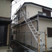 火災保険で雨樋交換　　本日、自社で足場組み立て　会津若松　