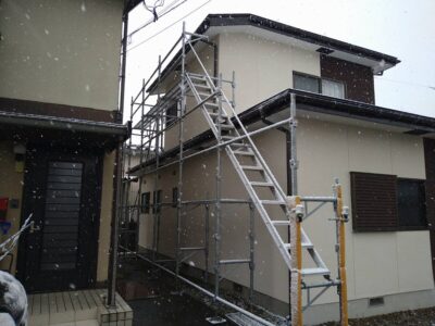 火災保険で雨樋交換　　本日、自社で足場組み立て　会津若松　