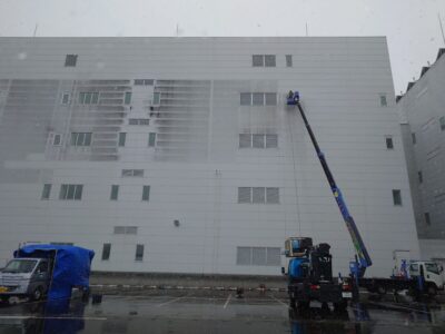 外壁温水高圧洗浄　高所作業車２７ｍ　　会津若松市　外壁掃除