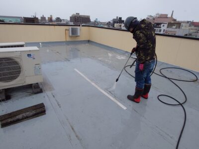 本日から、顧客のお客様、屋上シート防水張替え開始　会津若松