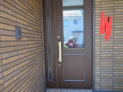 玄関をお手軽にリフォーム　3Mダイノックシート　　築25年の玄関です　会津若松