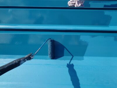 会津屋根塗装　少し大きな屋根　さび止め完了　　仕上げ２回塗り