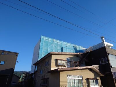 本日、会津北嶺高校外壁塗装用足場くみたて　　(*^-^*)