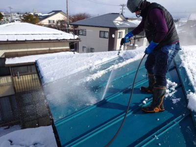 雪下ろし後、雪止め取り付け　(*^-^*)