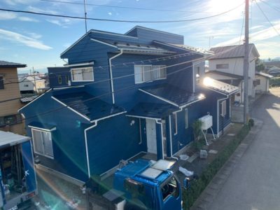 進行中❕【喜多方市・屋根外壁塗装】✓グリーンの外壁からネイビーの外壁にイメチェン👍✨鉄板サイディング外壁の塗り替えです😄⭐