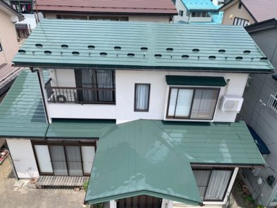 ＃屋根塗装＃雨樋交換＃雪止め交換＃会津若松市　～緑のサビ屋根がモスグリーンの落ち着きのあるおしゃれな屋根に✨小屋屋根もいい感じです
